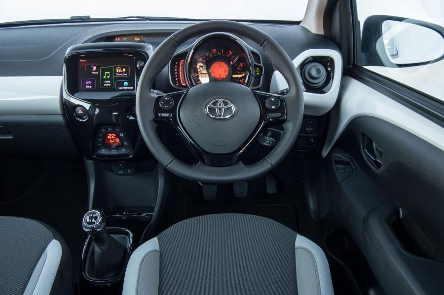 Интерьер Toyota Aygo x-style 5-Door 2017 года  (UK) (фото 4 из 19)